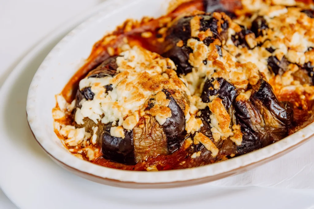 Frische Auberginen in Tomatensauce und Feta überbacken im Restaurant Ilion Hannover