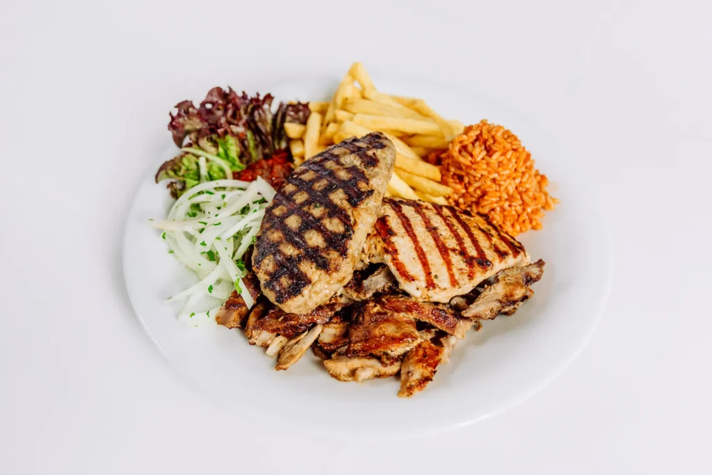 Ein herzhaftes Fest für Fleischliebhaber mit saftigem Souvlaki, würzigem Gyros, Suzuki und feinem Steak, frisch vom Holzkohlegrill