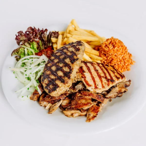 Galerie Ein herzhaftes Fest für Fleischliebhaber mit saftigem Souvlaki, würzigem Gyros, Suzuki und feinem Steak, frisch vom Holzkohlegrill