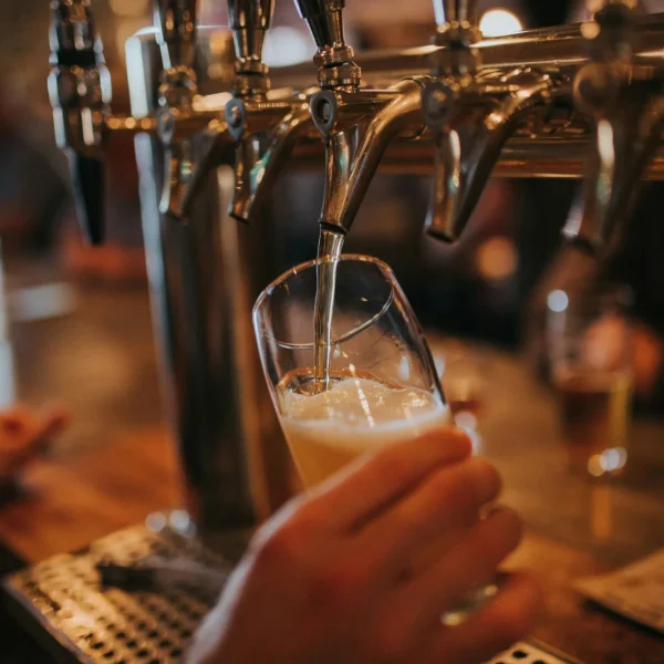 Galerie Frisch gezapftes, kühles Fassbier im Griechischen Restaurant Ilion Hannover Südstadt