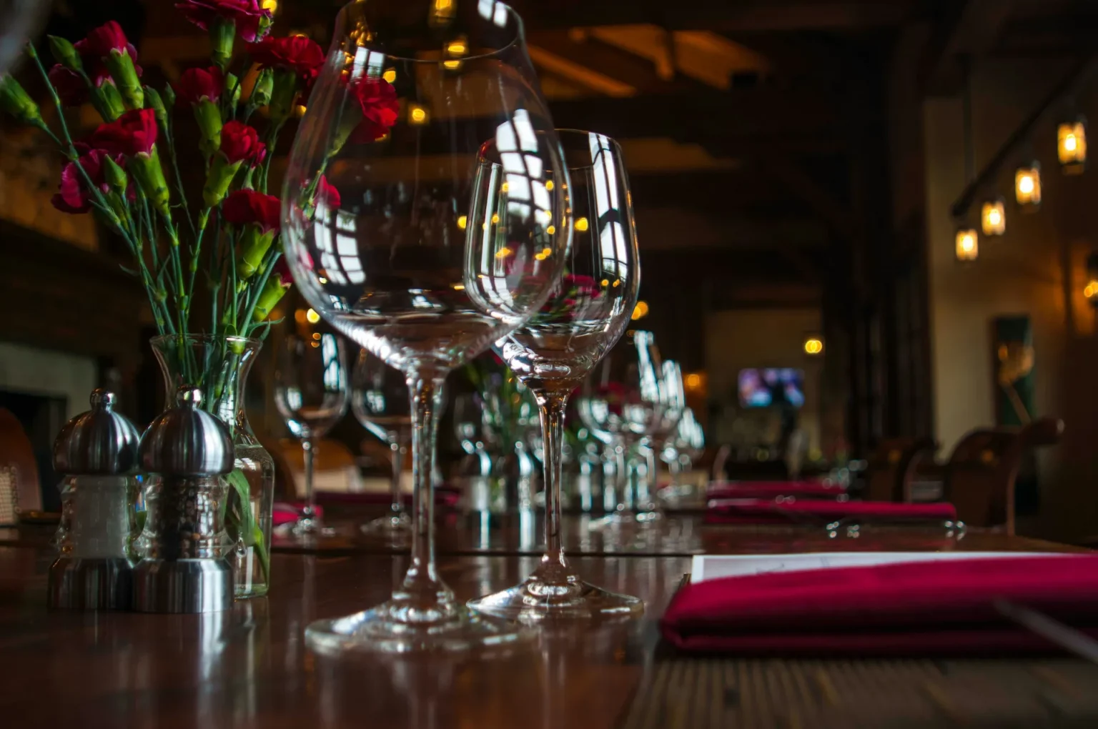 Festlich gedeckter Geburtstagstisch mit Blumenschmuck im Restaurant Ilion Hannover