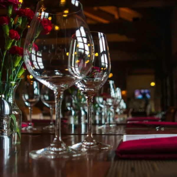Galerie Festlich gedeckter Geburtstagstisch mit Blumenschmuck im Restaurant Ilion Hannover