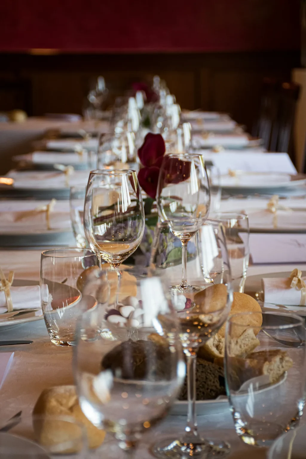 Lange festlich gedeckte Tafel für Gruppenreservierungen und Feiern im Restaurant Ilion