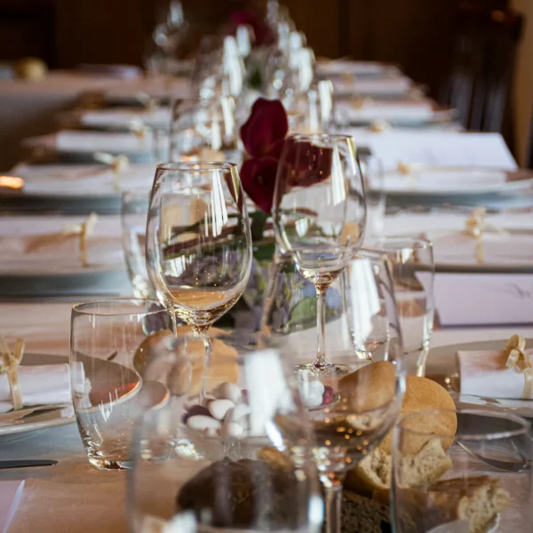 Galerie Lange festlich gedeckte Tafel für Gruppenreservierungen und Feiern im Restaurant Ilion