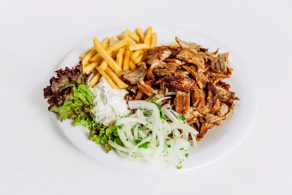Knuspriges Gyros serviert mit frischem Zaziki und Pommes